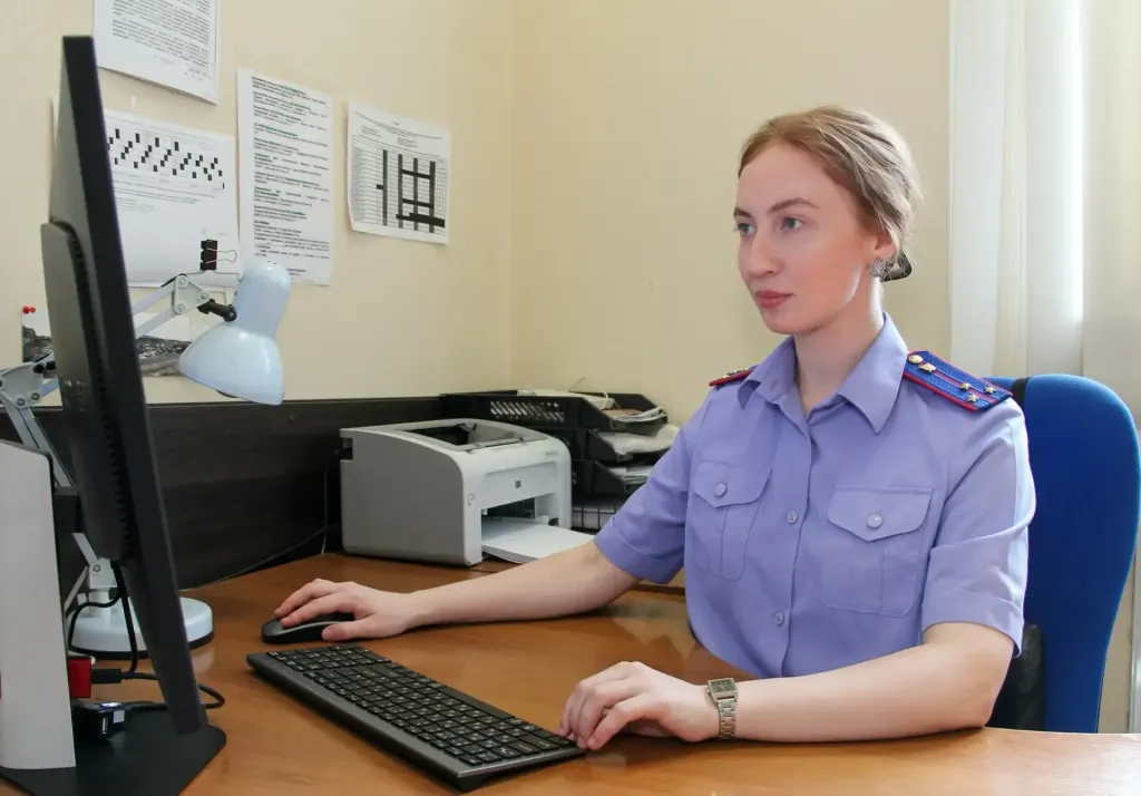В Красноярске в сквере умер 13-летний подросток
