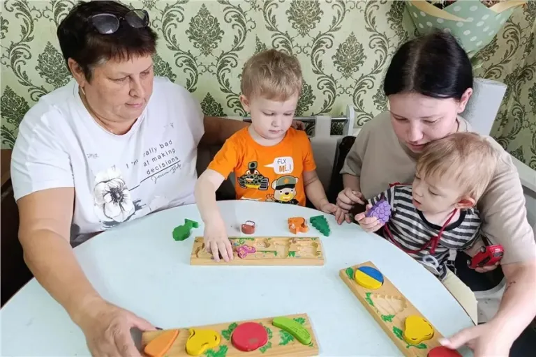 Семьи с детьми-инвалидами в Красноярском крае получают помощь на дому
