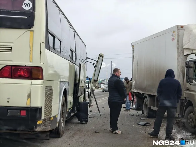 Автобус столкнулся с грузовиком в Березовке, перекрыта полоса