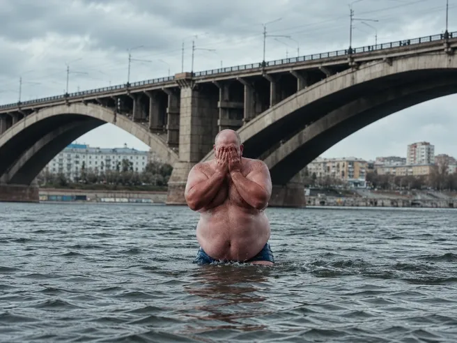 Красноярский спортсмен Пельмень искупался в Енисее перед реваншем