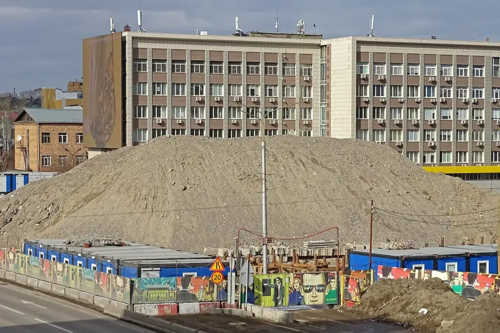 У красноярской мэрии почти убрали кучу земли от метро
